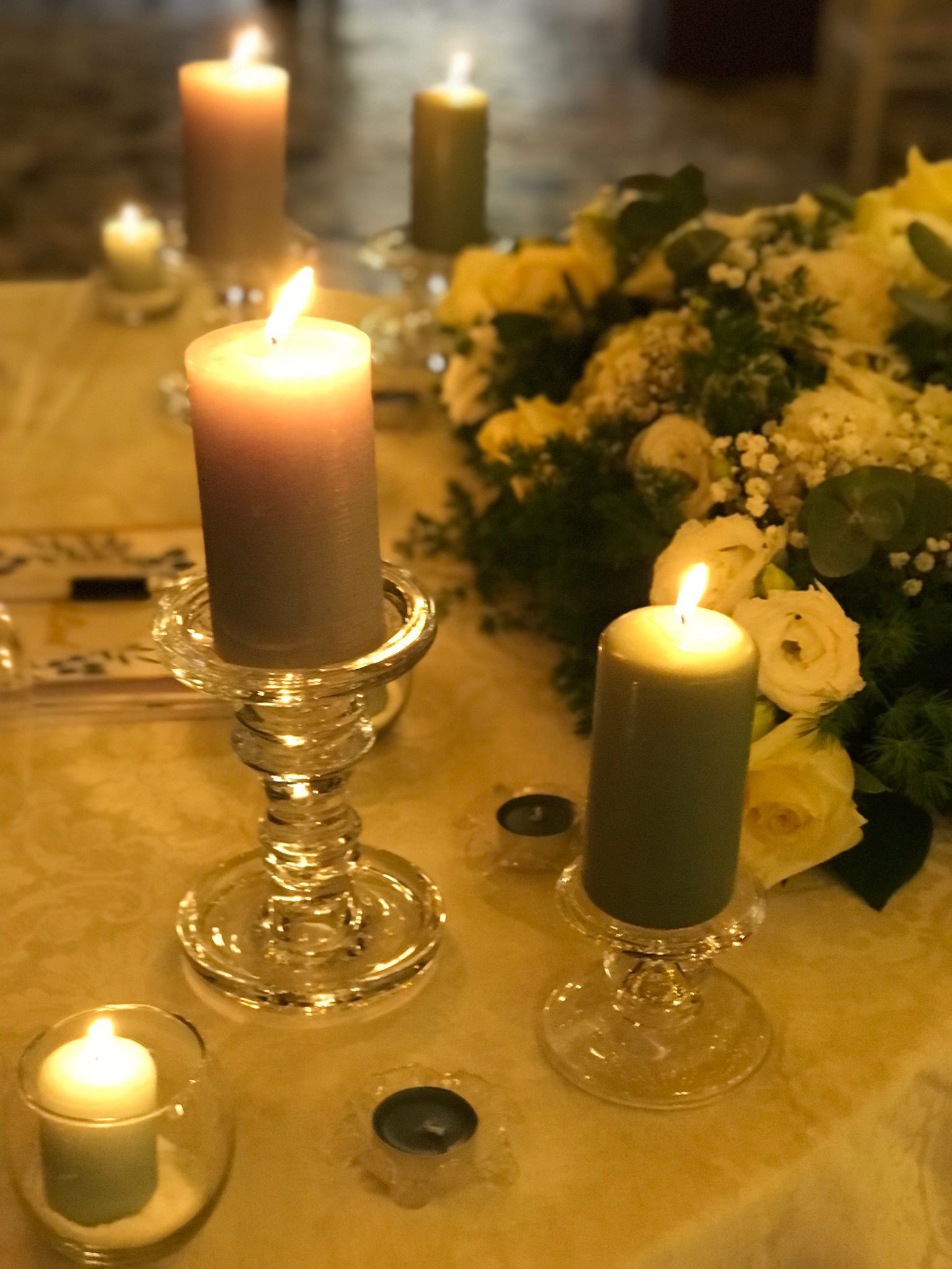 Dettaglio floreale con candele e rose gialle