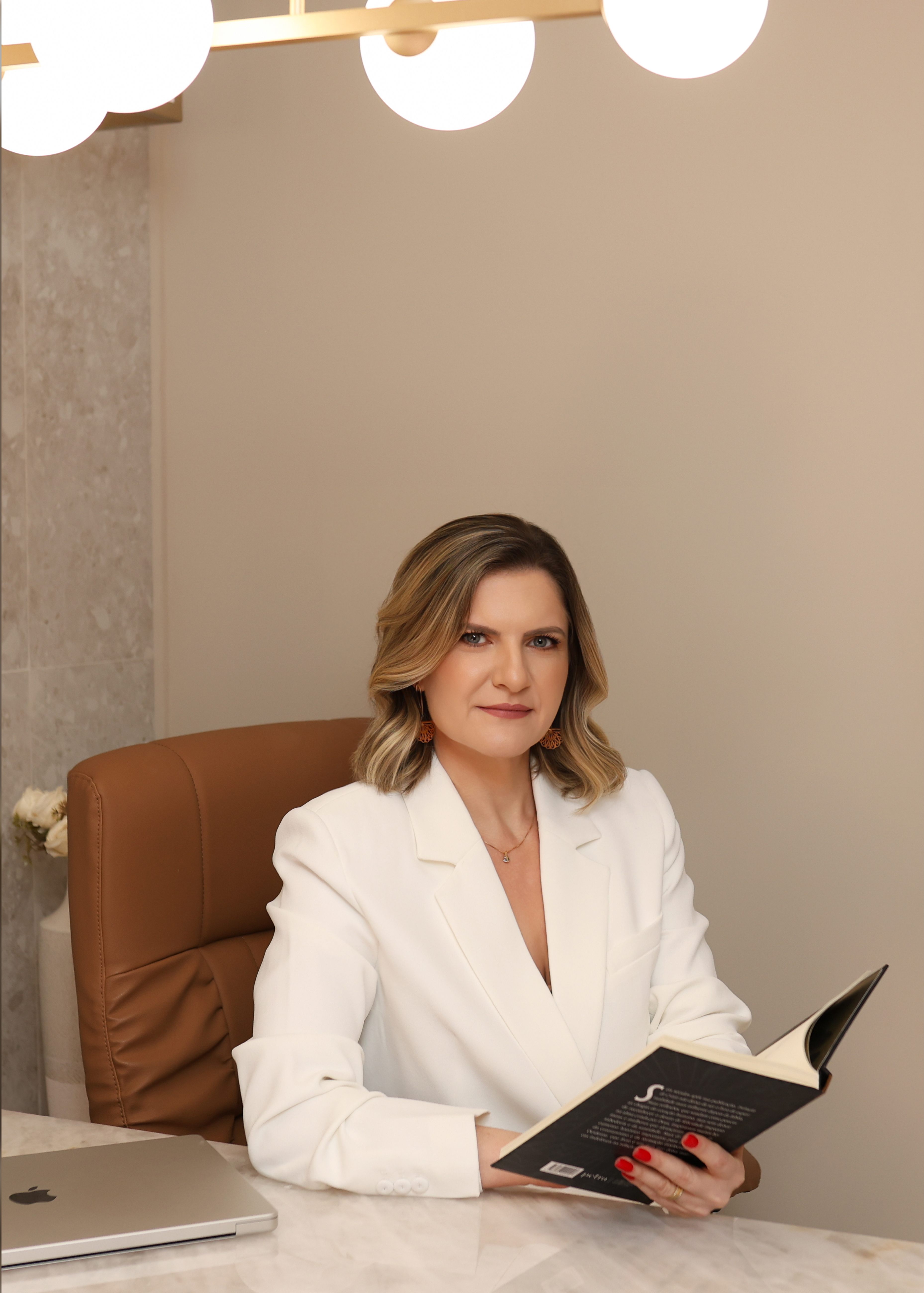 Dra. Sidnéa Macioci em seu consultório