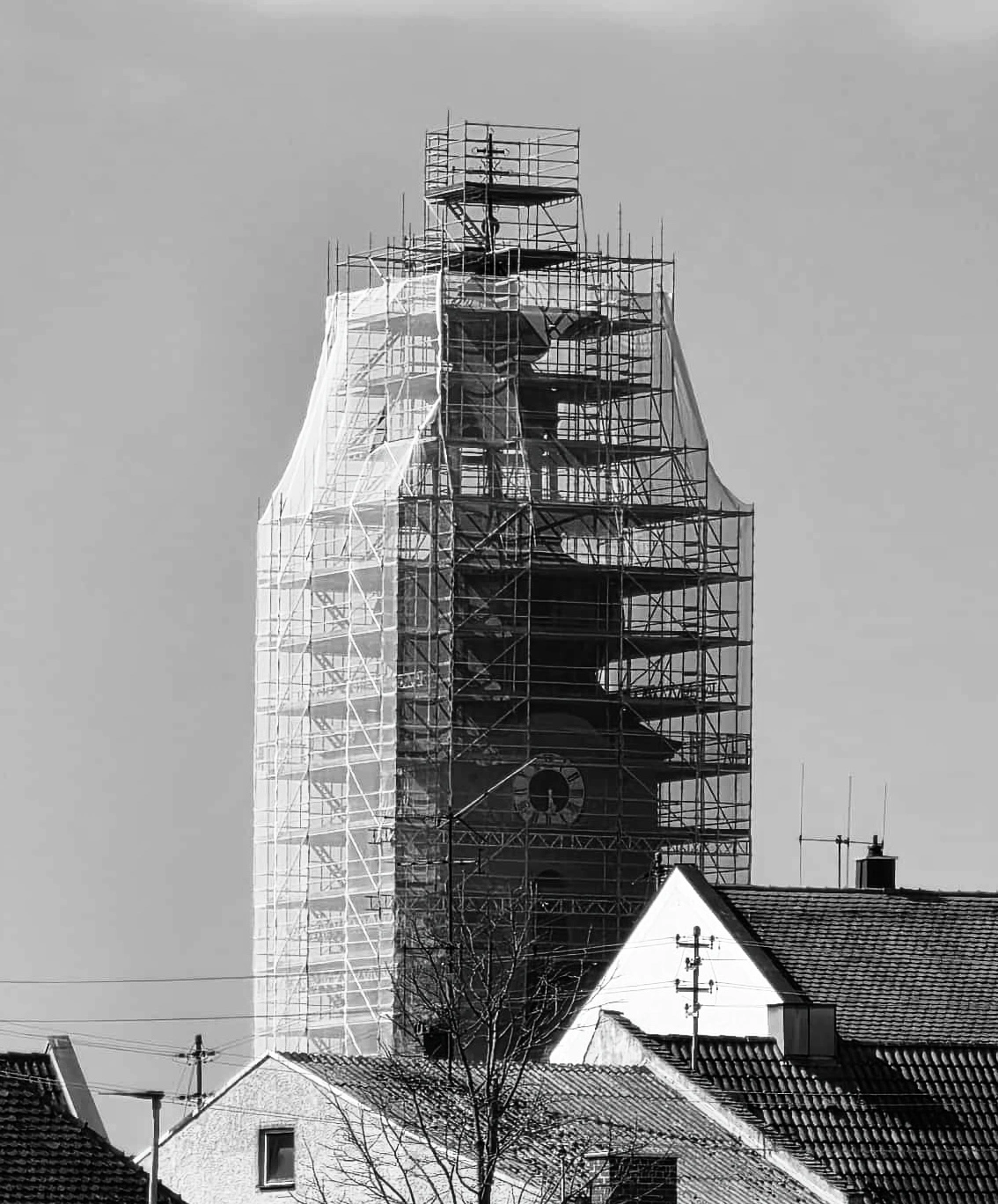 Sondergerüst mit Wetterschutzeinhausung für Kirchturmsanierung in Bayern — K&K Spezialgerüstbau, Gerüstbau Kirche Denkmalschutz