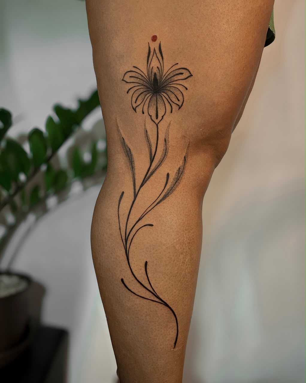 Flor minimalista delicada com detalhes botânicos