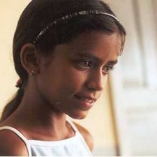 Porträt eines Mädchens im weißen Kleid