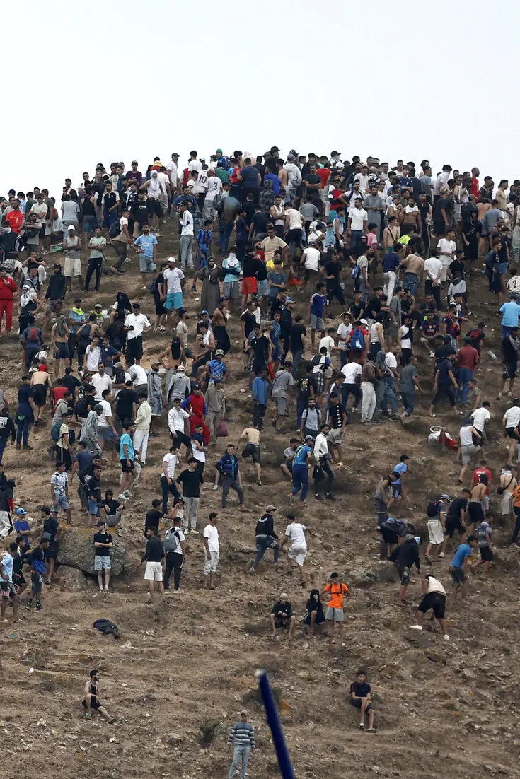 Enormous crowd covering an entire hillside near the Ceuta border