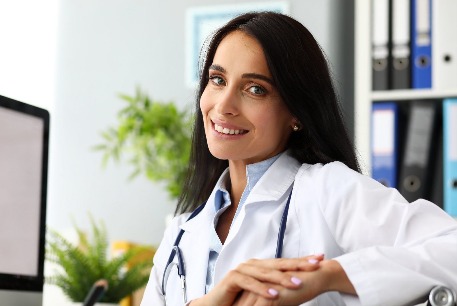 Profesional de la salud sonriente en su consultorio