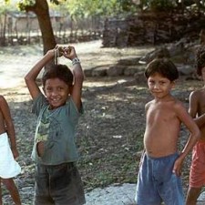 Vier Jungen spielen im Freien