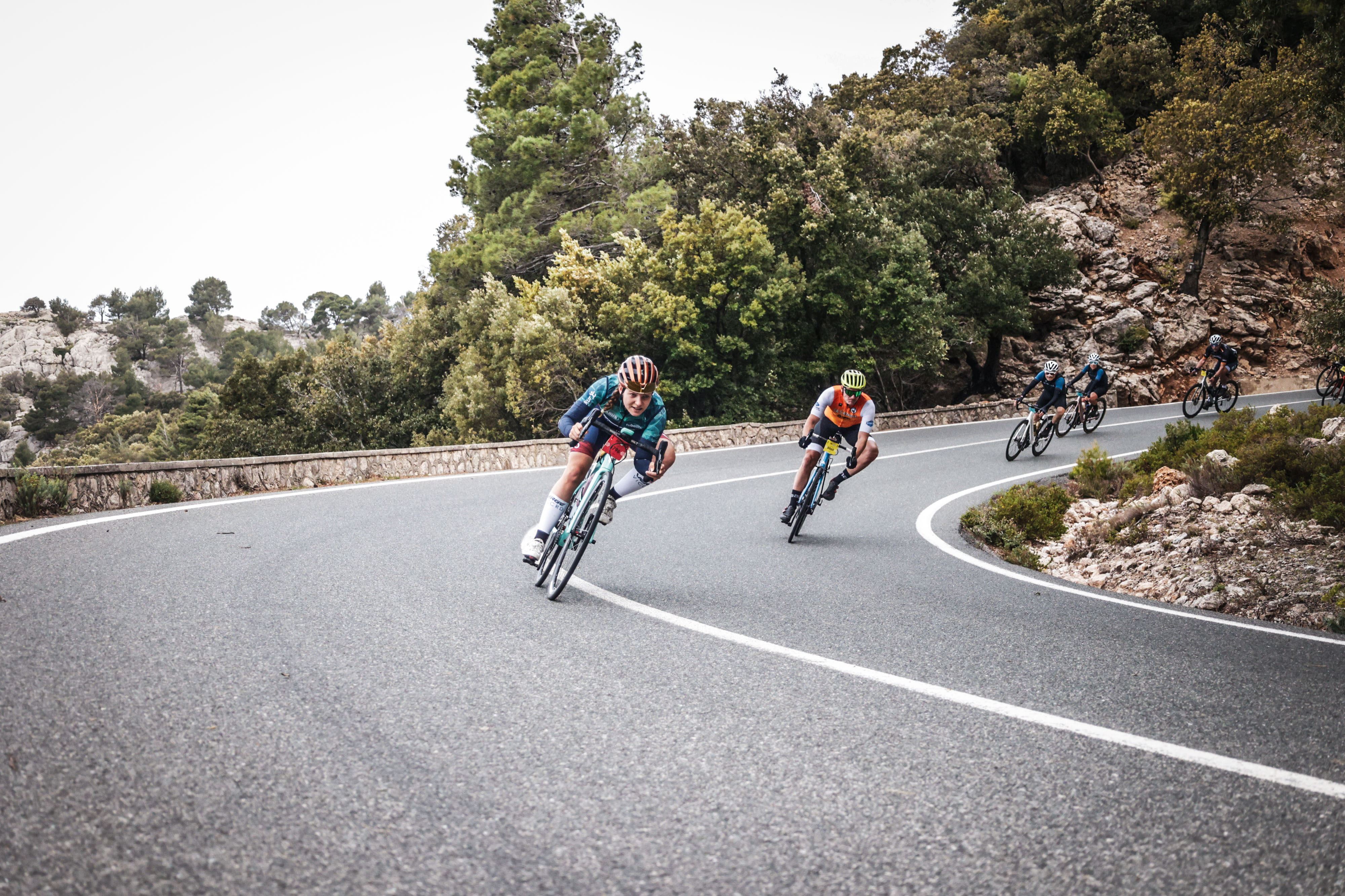 Radsportlerin führt Gruppe an