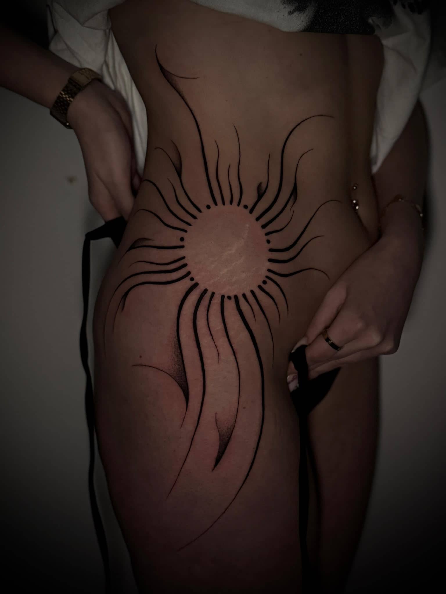 Fineline Sonnen-Gottheits-Tattoo am Knie