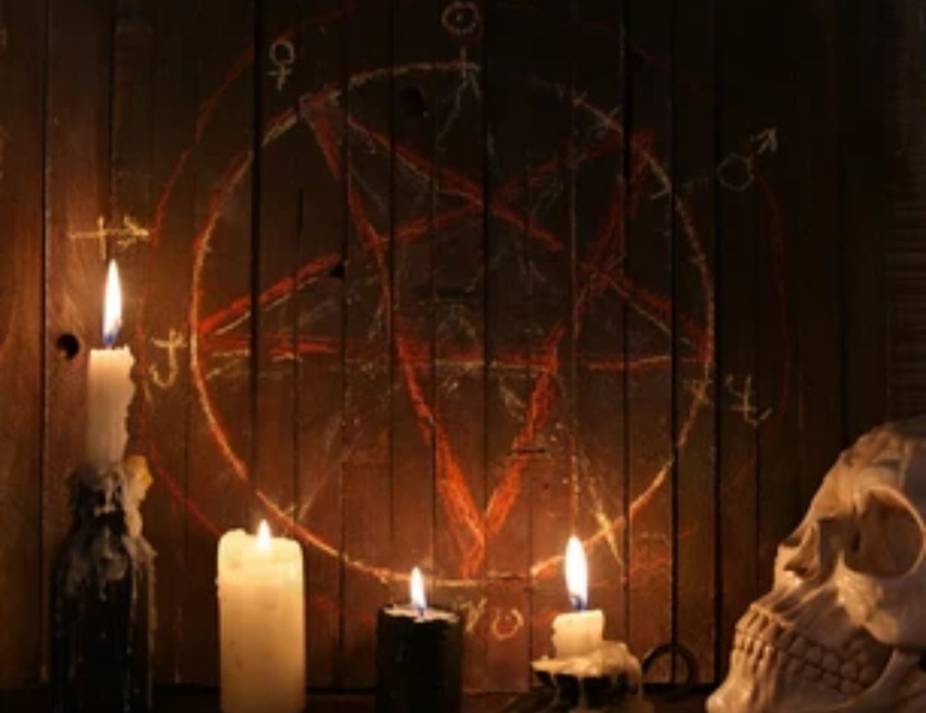 Pentáculo y velas en ritual de magia negra