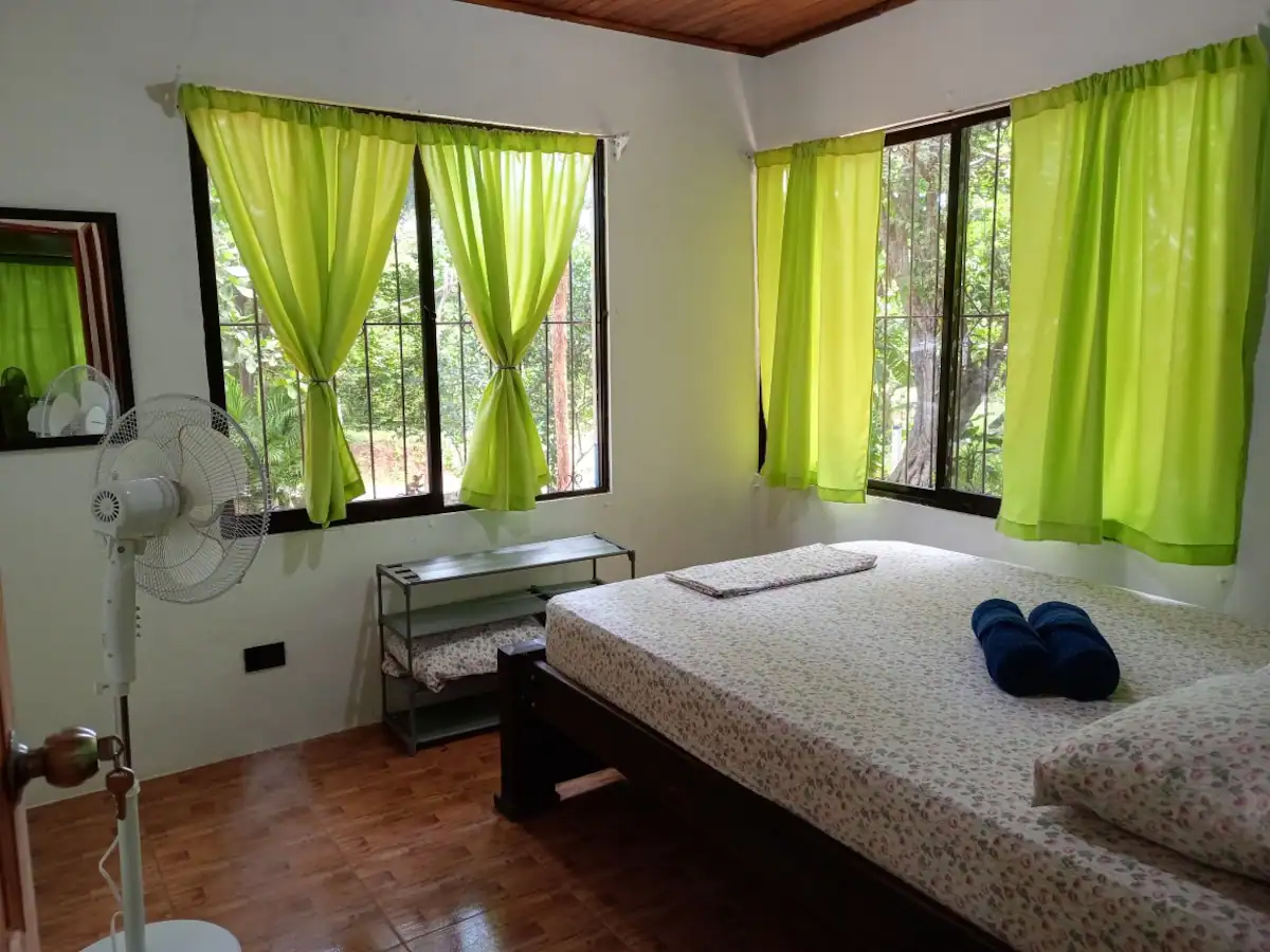 Dormitorio con cama doble y entrada de luz natural