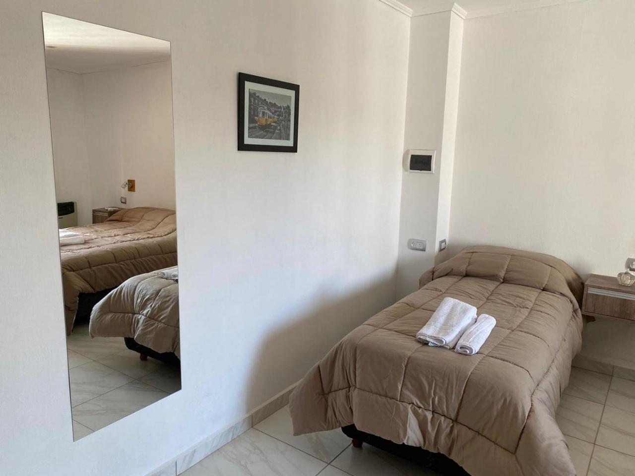 Dormitorio con cama individual y espejo