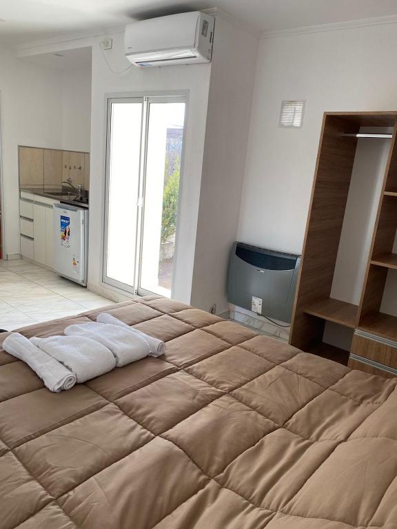 Habitación con aire acondicionado y placard