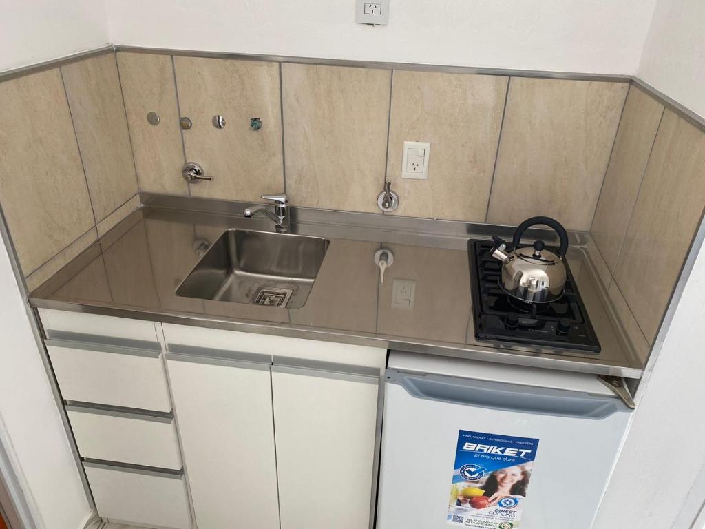 Cocina equipada con heladera y anafe