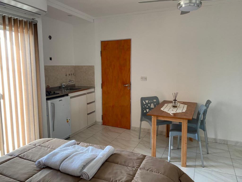 Vista general del apartamento con cocina y comedor