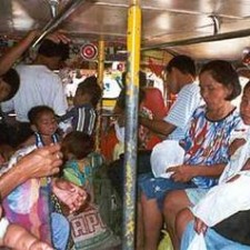 Vollbesetzter Jeepney mit Fahrgästen