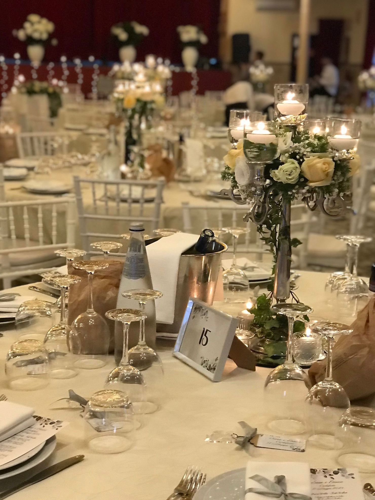 Dettaglio tavolo con candelabro e mise en place