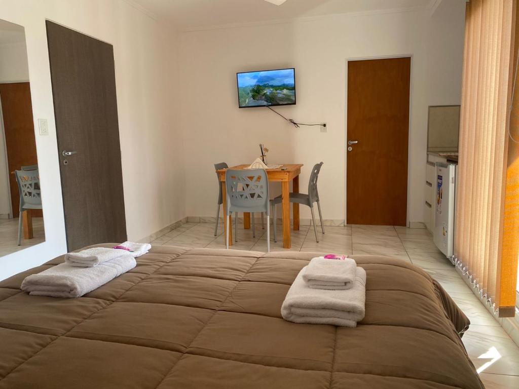 Dormitorio con cama matrimonial y comedor