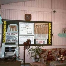 Schultafel mit Bekanntmachungen, Uhr und Ventilator