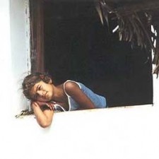 Jugendliche lehnt am Fensterbrett