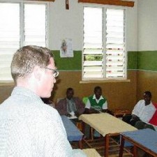 Europäischer Trainer leitet eine Schulungsstunde im hellen Klassenraum