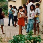 Kinder vor einem Gebäude im Dorf