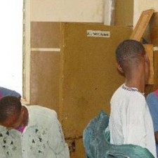 Zwei Schüler arbeiten konzentriert an einem Schulpult