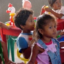 Zwei Kinder auf bunten Stühlen