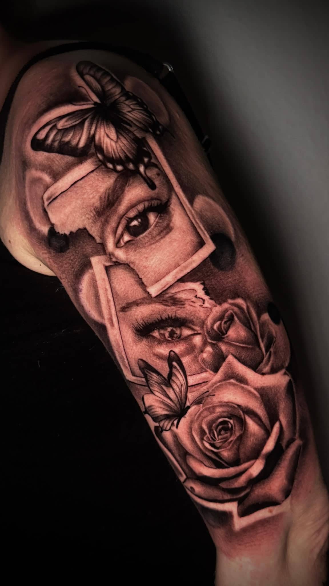 Black and Grey Sleeve mit Augen in Polaroid-Rahmen, Schmetterlingen und Rosen