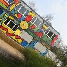 Seitenansicht der bunten Graffiti-Fassade