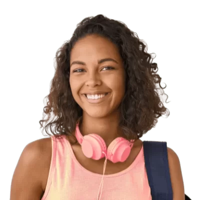 Jovem com fones de ouvido rosa no pescoço