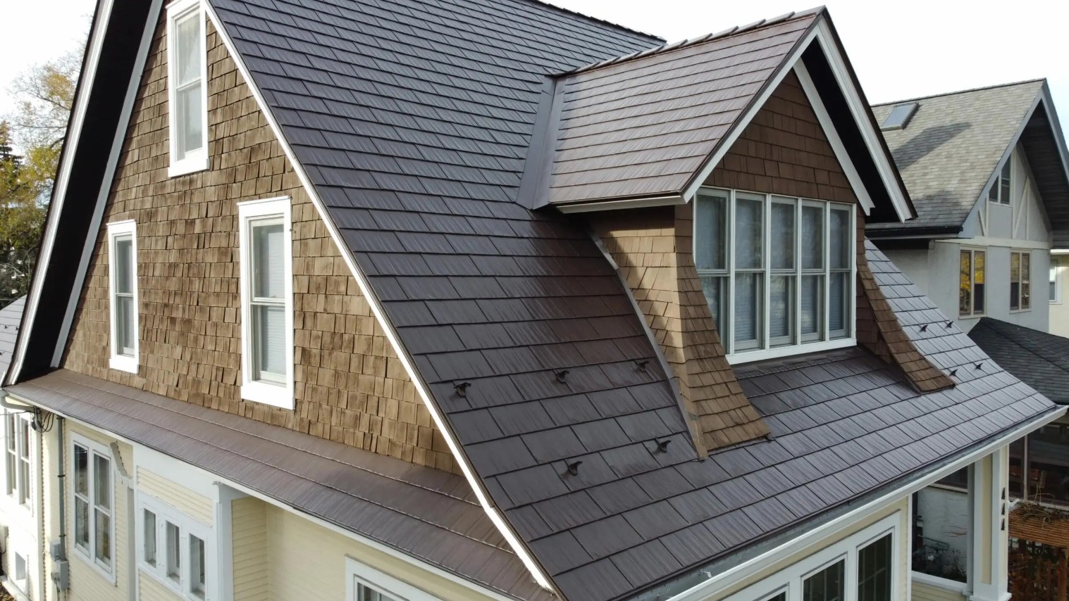 Toiture aluminium brun sur maison traditionnelle