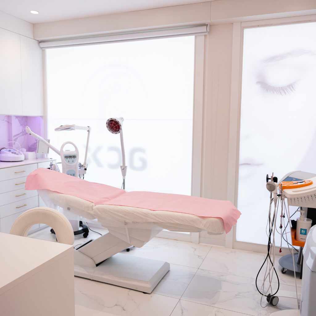 Sala de tratamiento de Lum Clinic con equipos esteticos