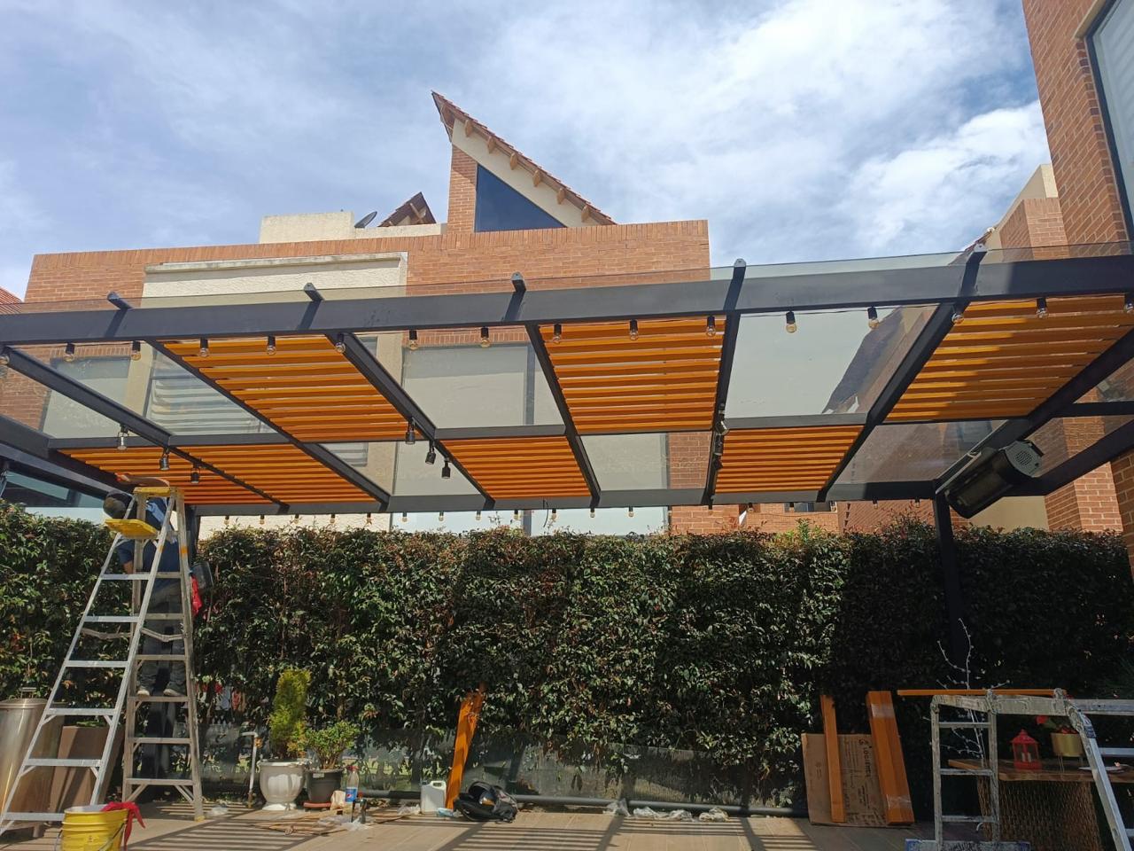 Pérgola con Láminas de Madera