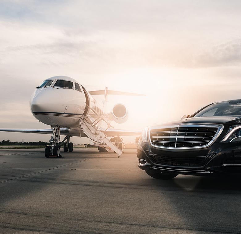 Limusina de lujo junto a jet privado — terminal ejecutiva