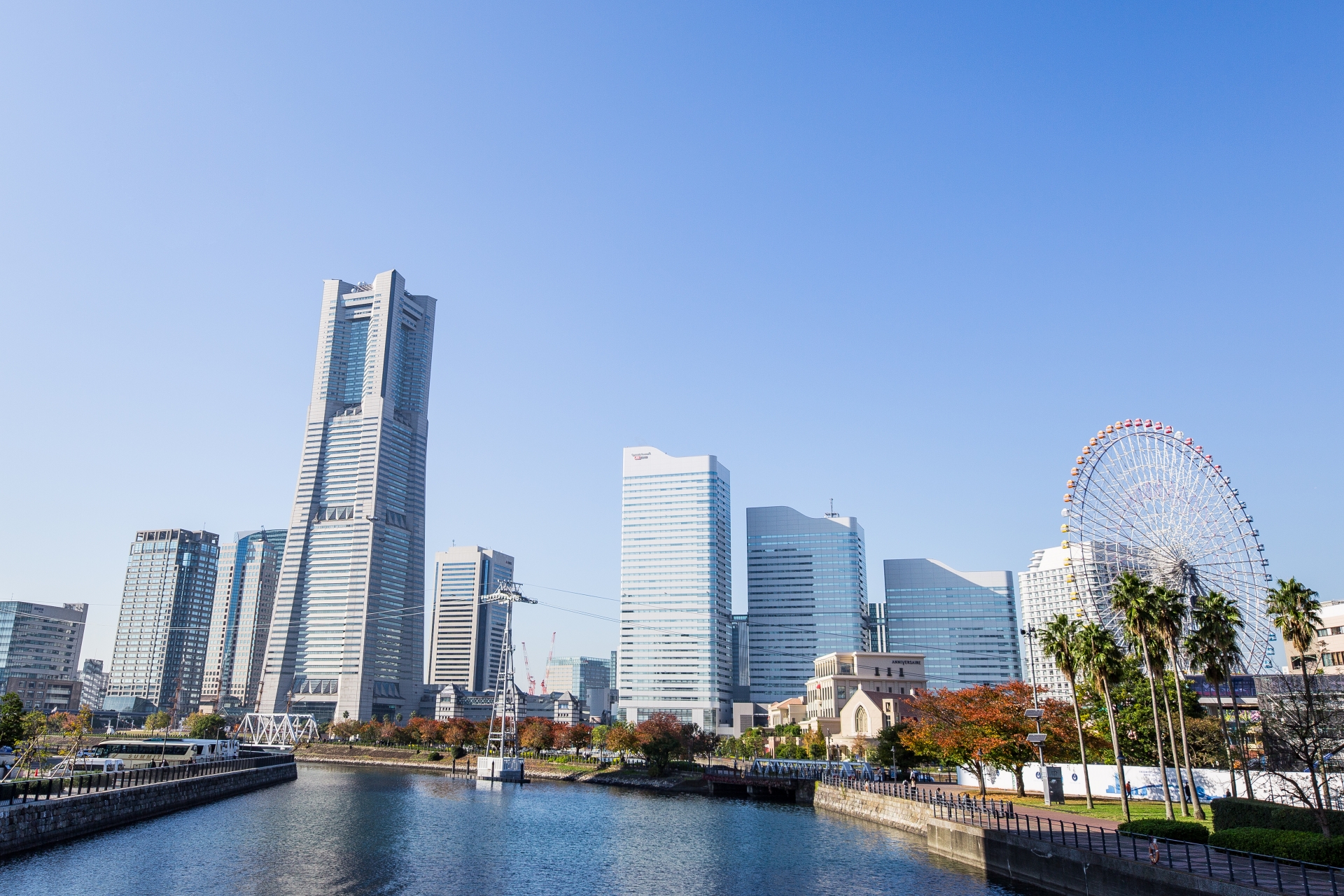 横浜みなとみらい地区のスカイライン - ランドマークタワーと観覧車