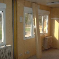 Innenraum des Containers mit Fenstern und Vorhängen