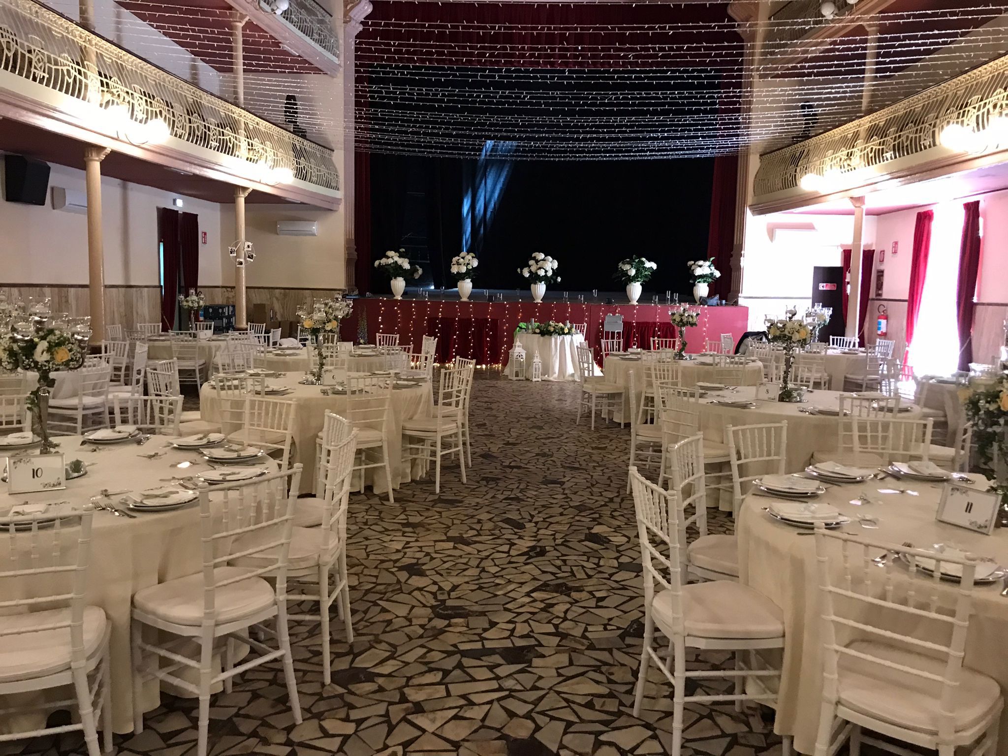Panoramica della salle con allestimento floreale