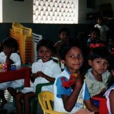 Kinder in weißen Hemden im Klassenraum