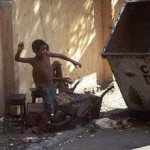 Junge spielt neben alten Möbeln