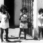 Drei Kinder vor einem Tor