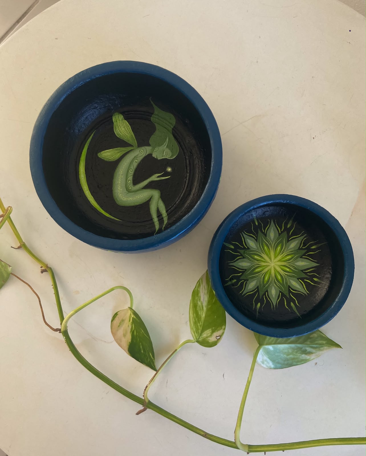 Dupla de potinhos cerâmicos azuis com sereia verde e mandala verde pintadas à mão