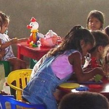 Kinder am Tisch mit Clown-Spielzeug