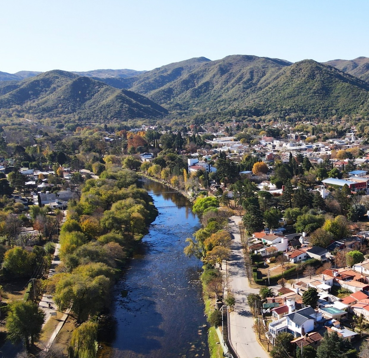 Vista aérea del río y las sierras en Santa Rosa de Calamuchita
