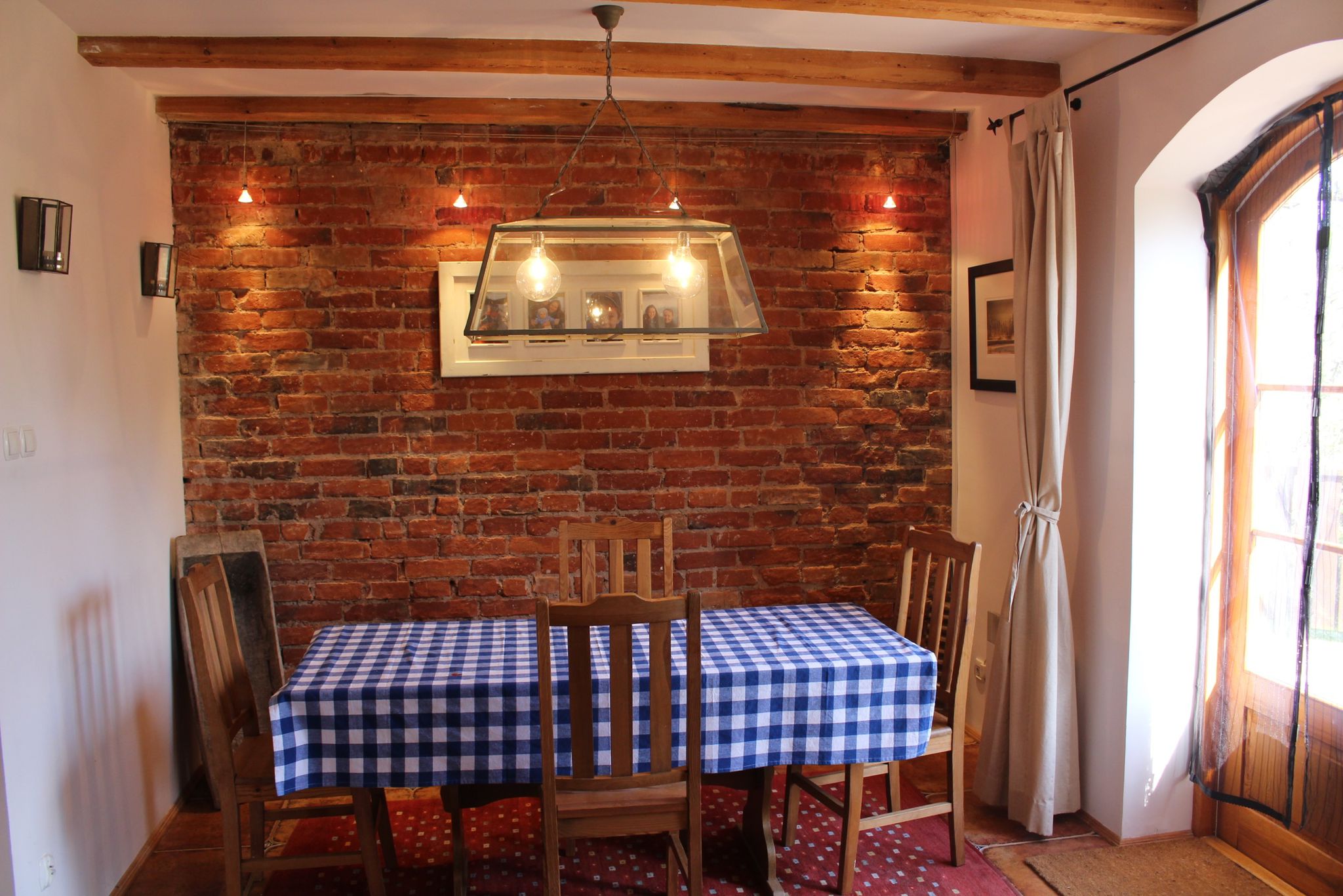 Jadalnia z ceglaną ścianą