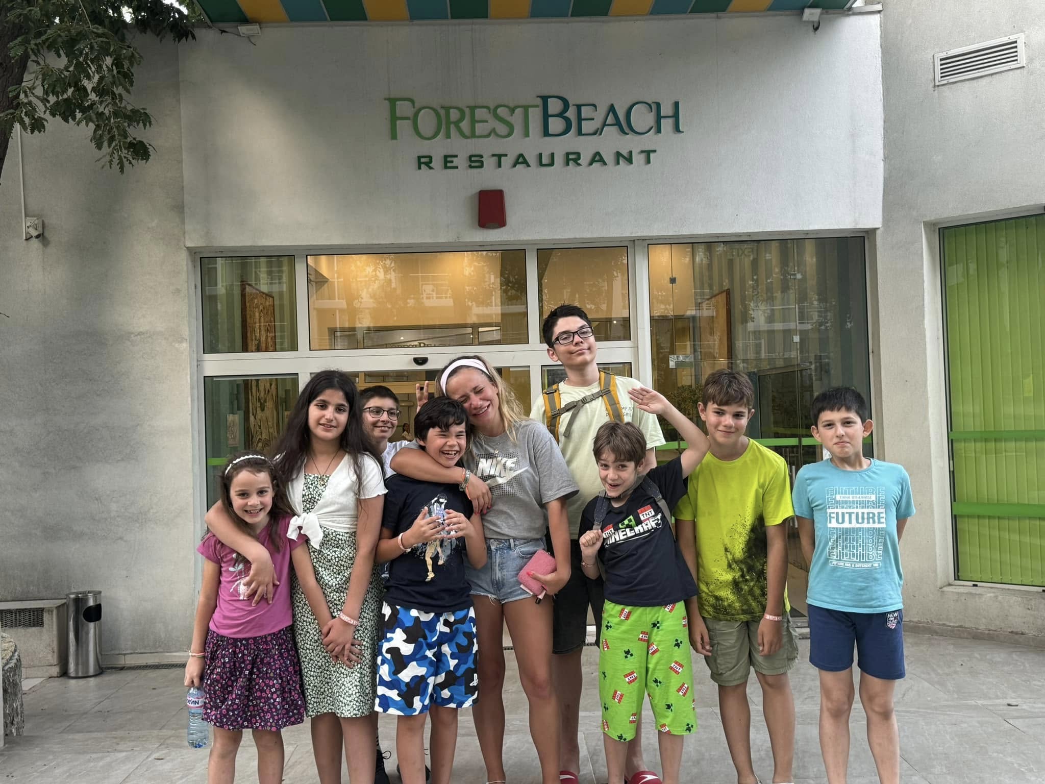Групова снимка пред ForestBeach Restaurant