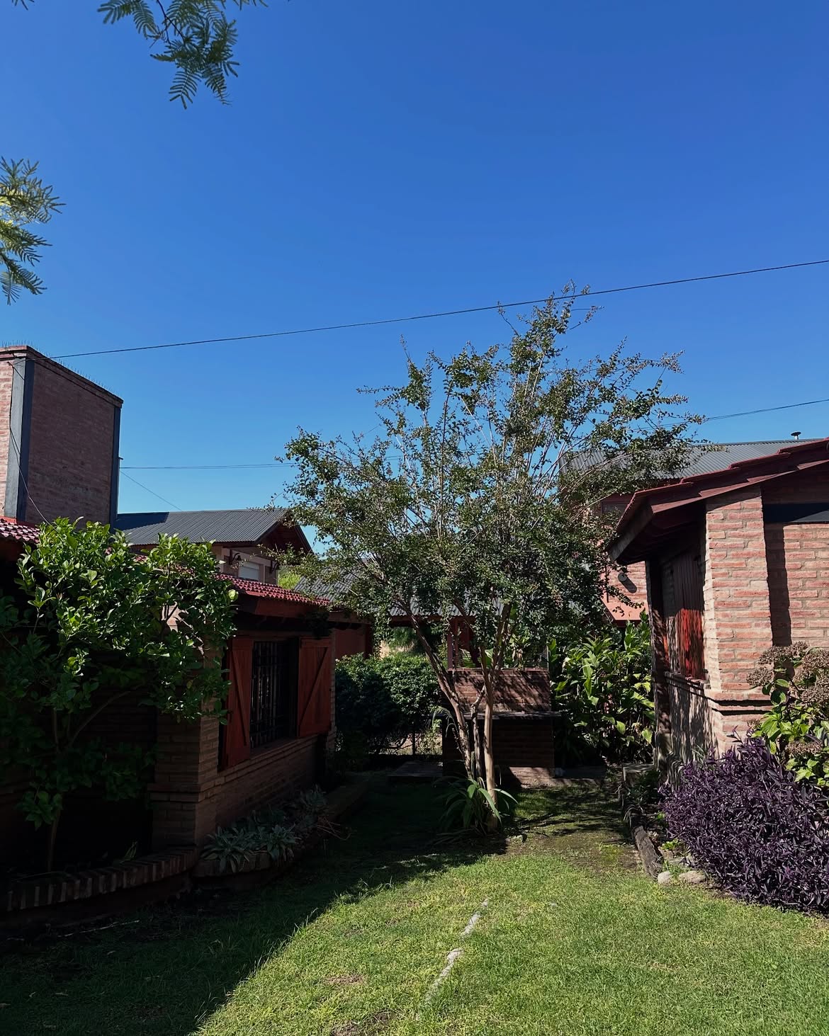 Exterior de las cabañas de ladrillo con jardín