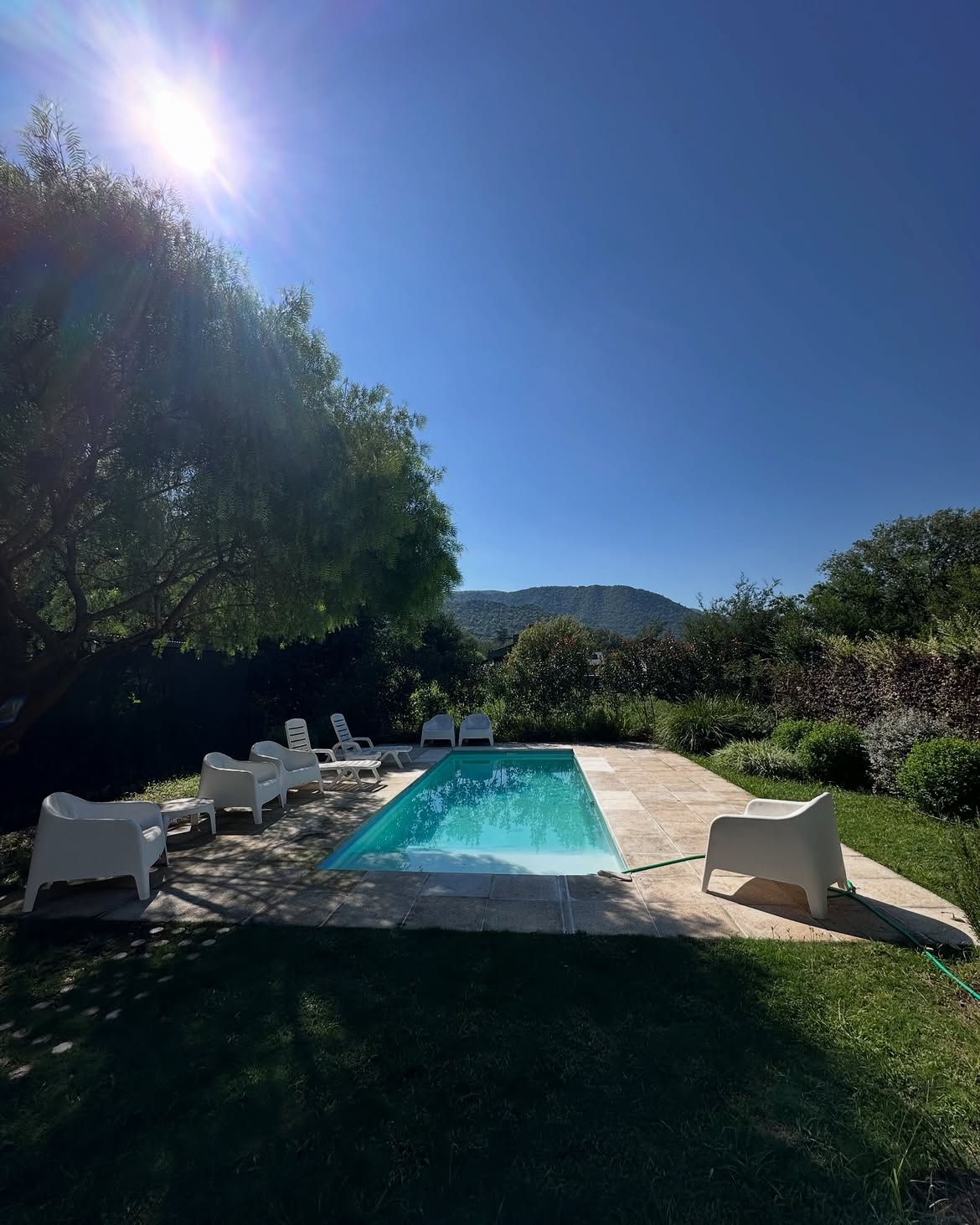 Piscina con vista a las sierras