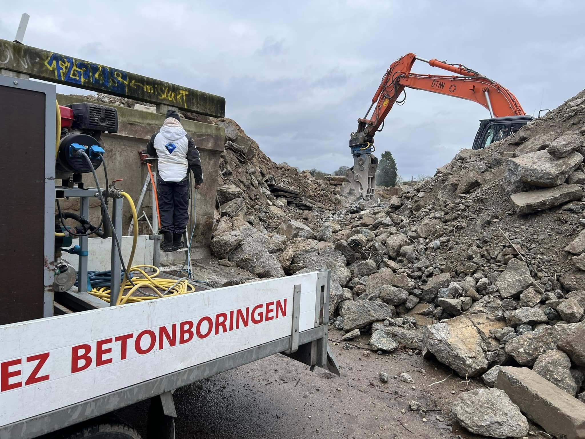 EZ Betonboringen aan het werk op een sloopproject met hydraulische betonschaar