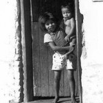 Mutter mit Kind im Türrahmen