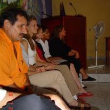 Gäste sitzen in einer Reihe bei offizieller Veranstaltung