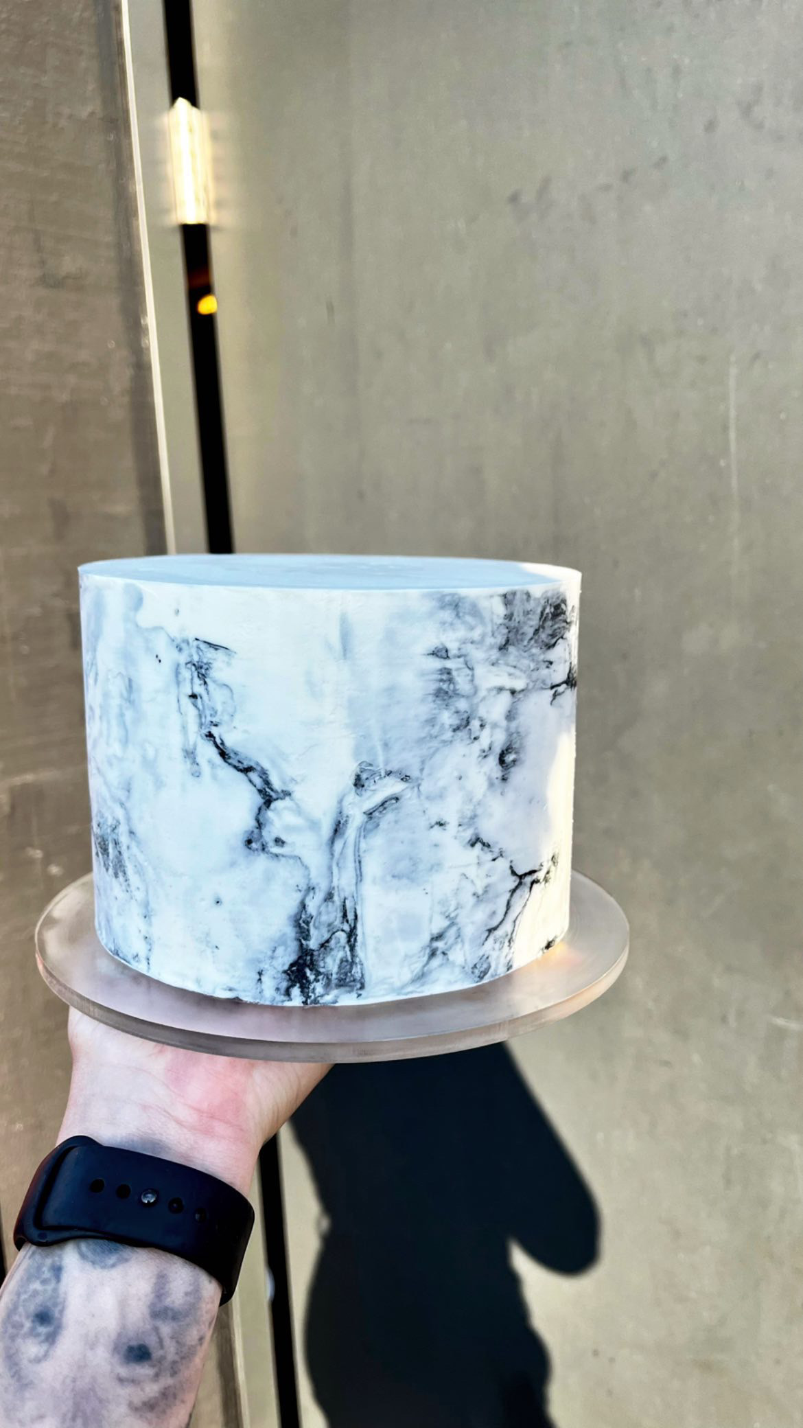 Marble effect cake in grey and white tones