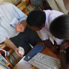 Zwei Teilnehmer untersuchen gemeinsam ein Computerbauteil